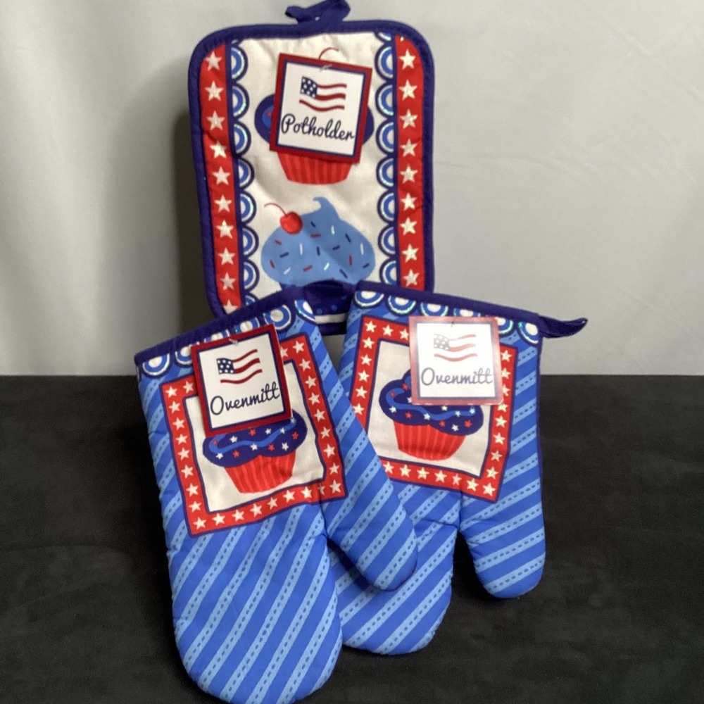Set of 3 Patriotic Oven Mitts and pot holder